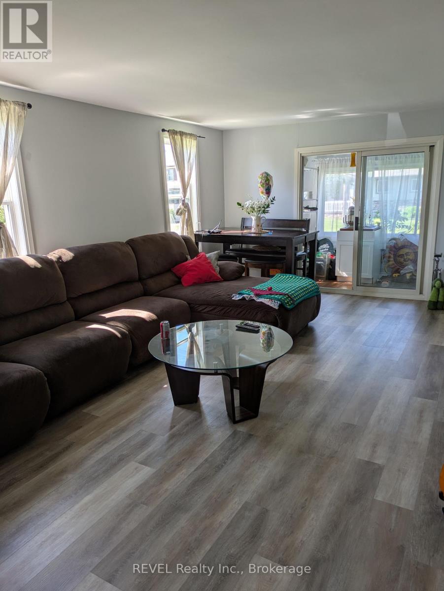 43 Marlatts Road, Thorold, Ontario  L2V 1N5 - Photo 5 - X12156115