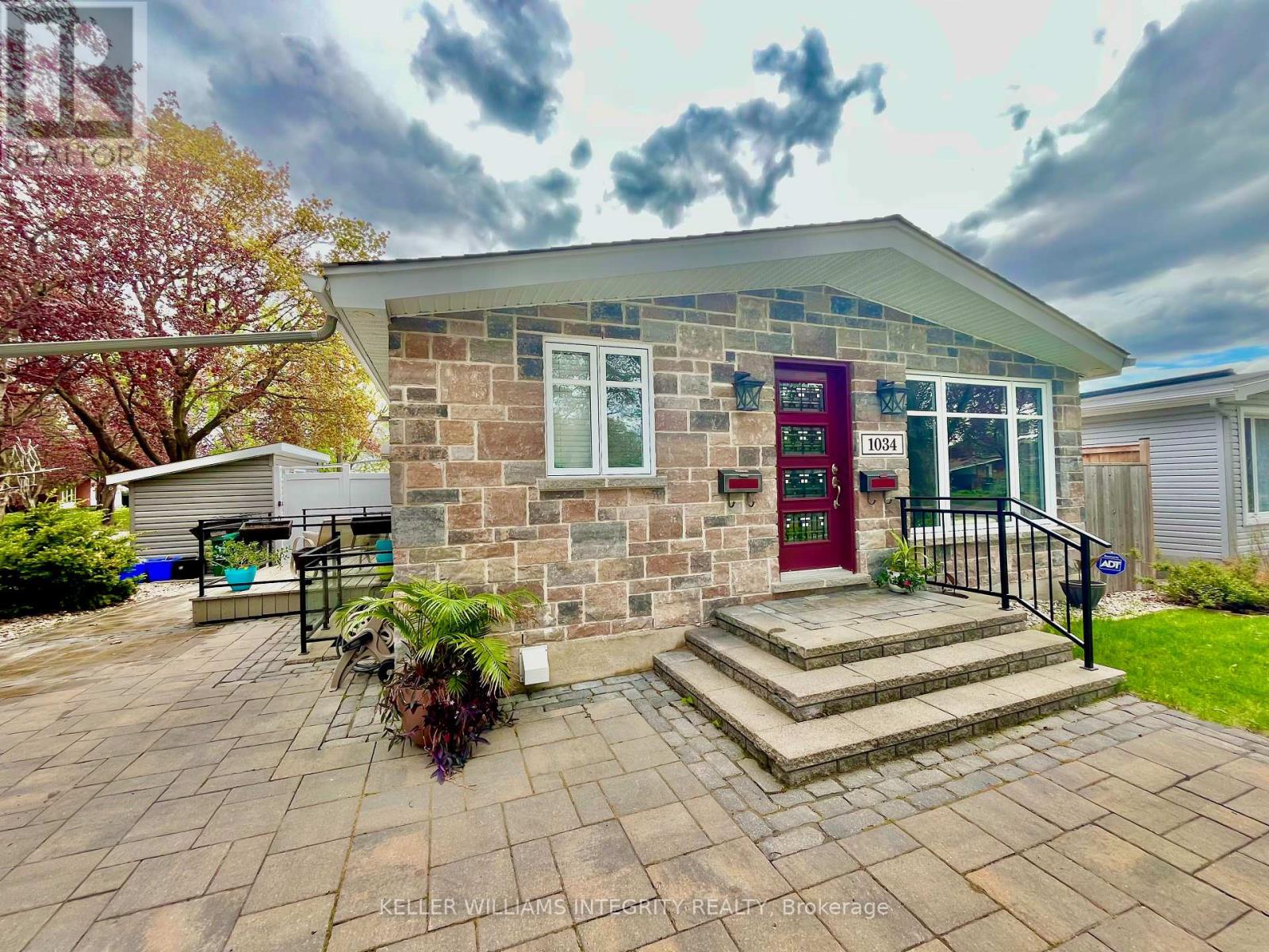 A - 1034 Edmond Avenue, Ottawa, Ontario  K1G 2R1 - Photo 5 - X12174342
