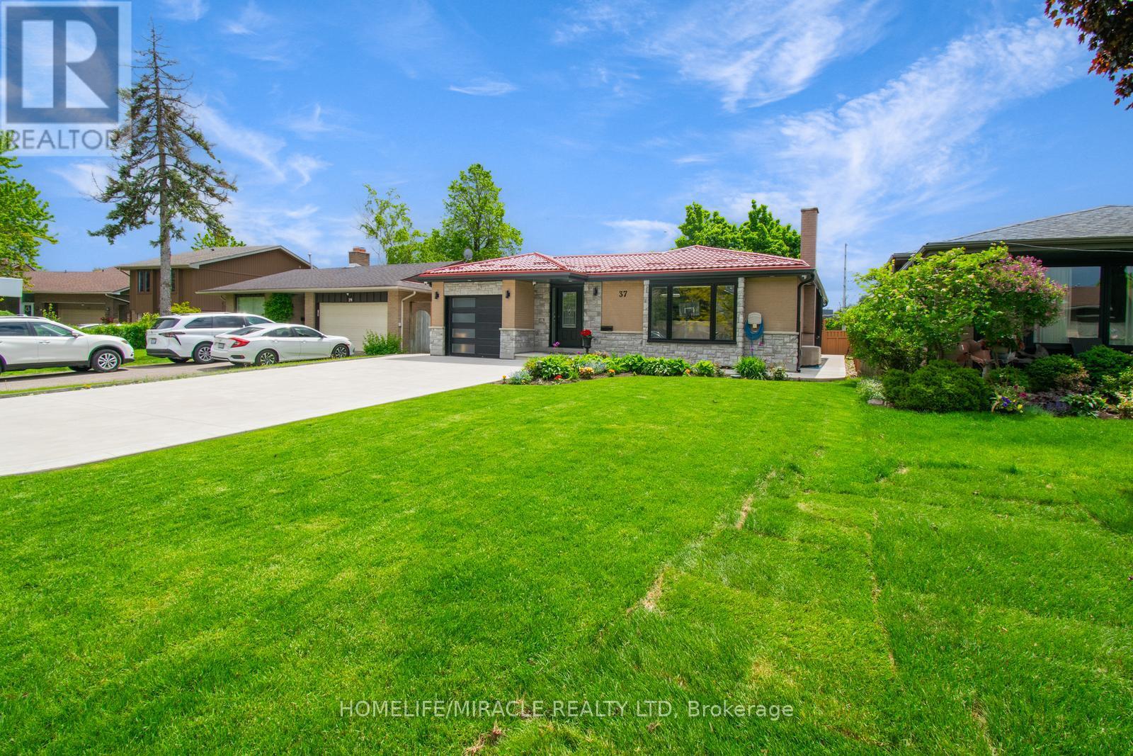37 Glenora Crescent, Brampton, Ontario  L6S 1E1 - Photo 1 - W12174204