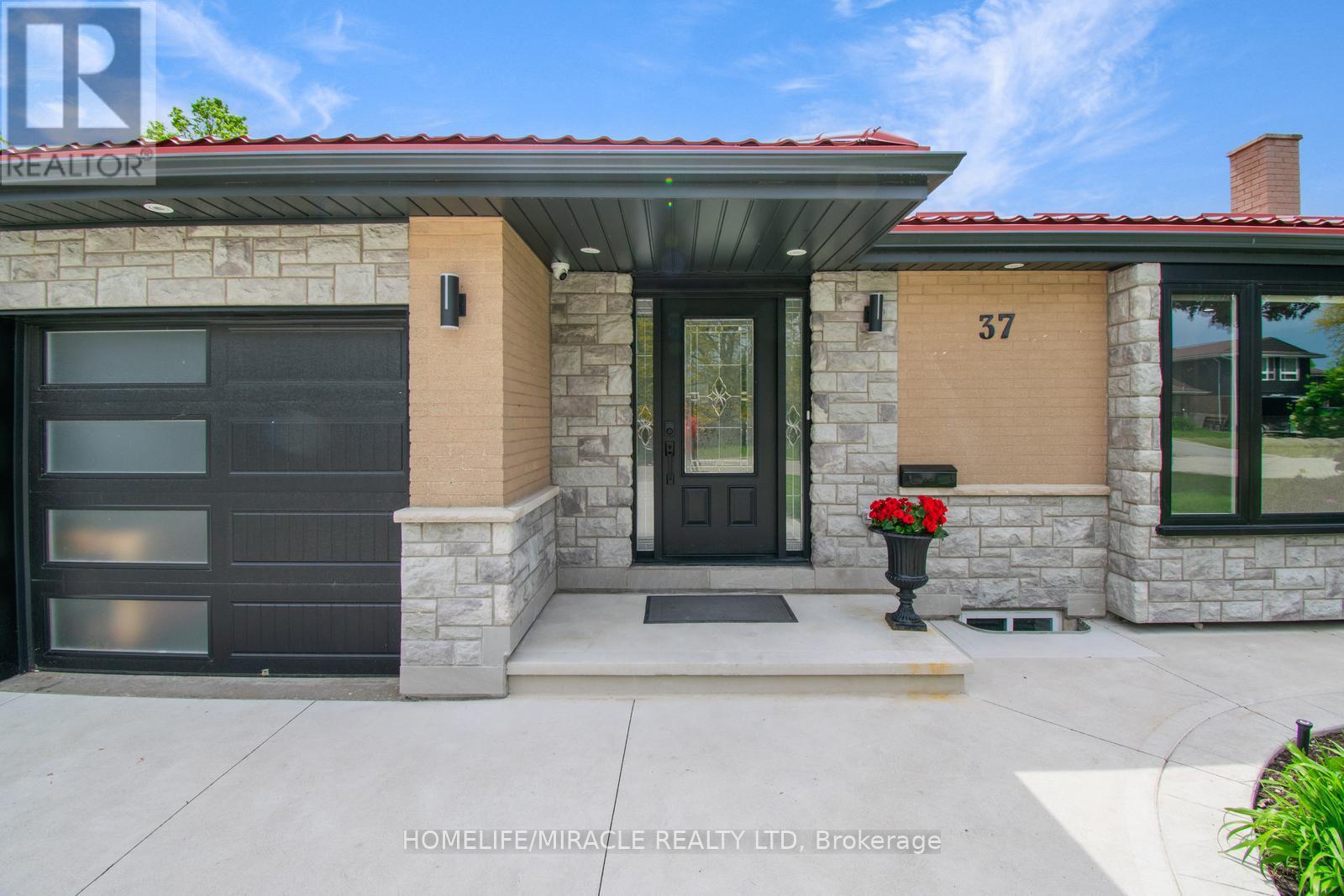 37 Glenora Crescent, Brampton, Ontario  L6S 1E1 - Photo 3 - W12174204