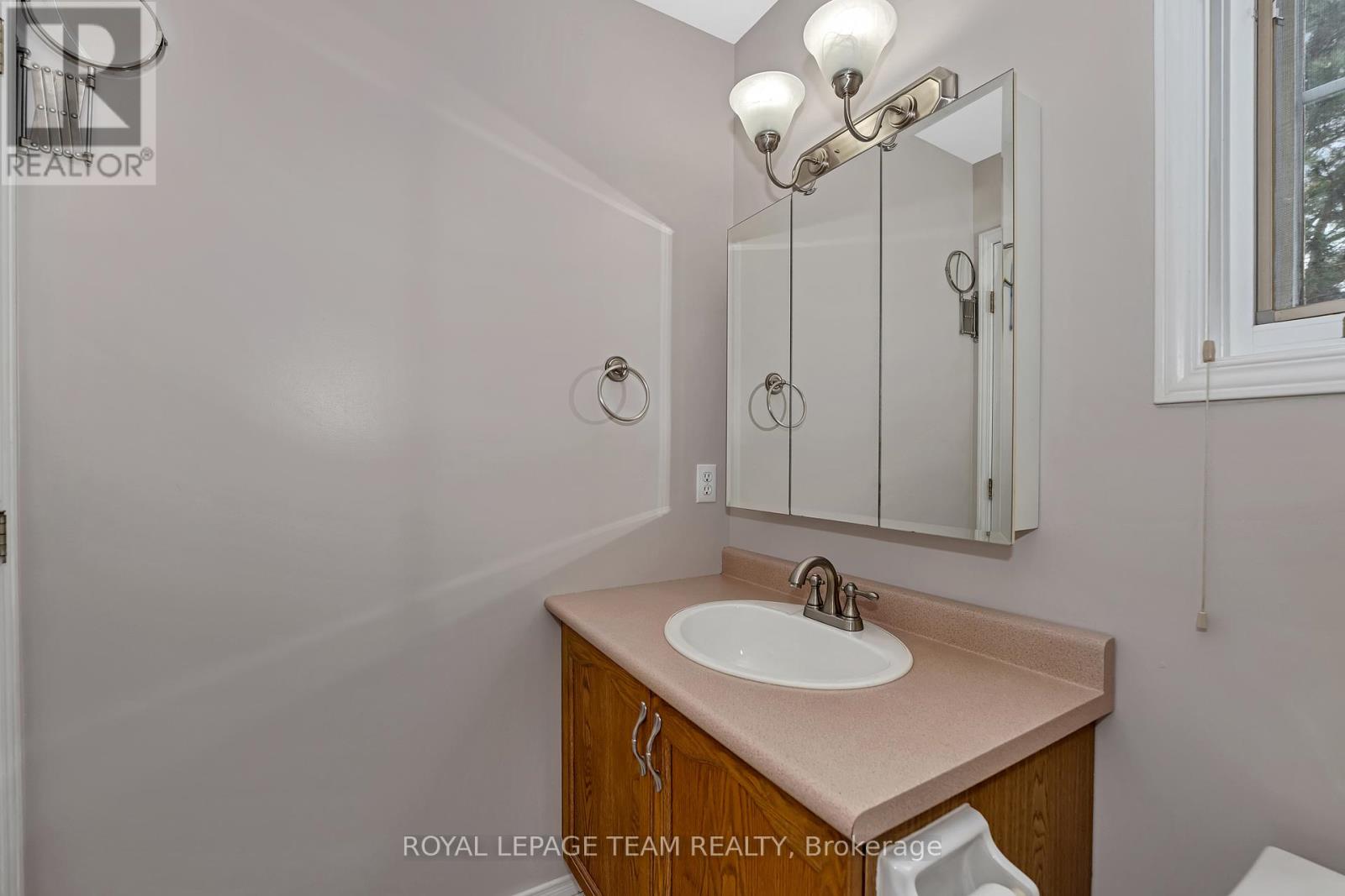 15 Sherring Crescent, Ottawa, Ontario  K2K 2T2 - Photo 25 - X12174366