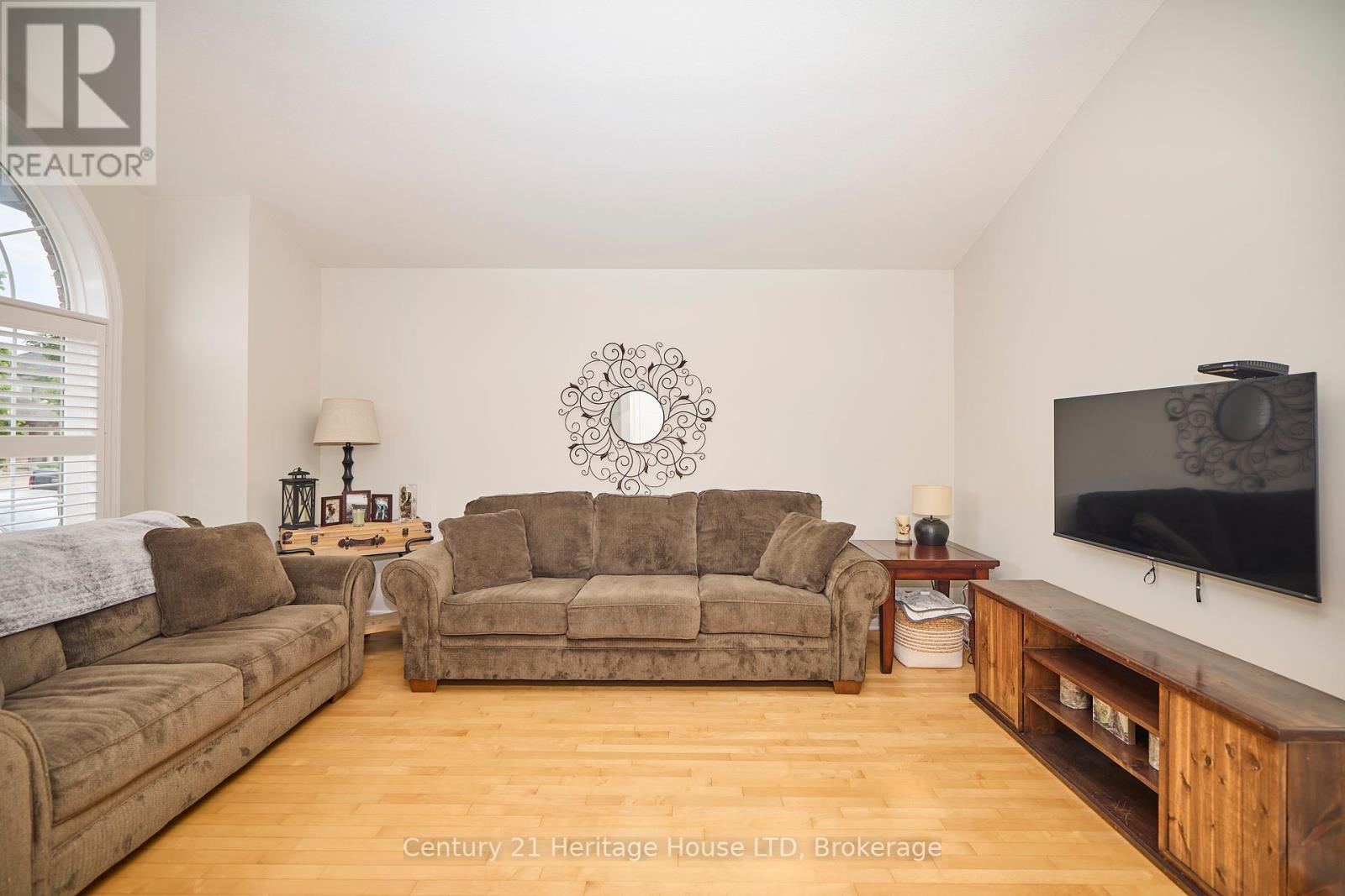 Property at 8 ARLENE STREET image 4