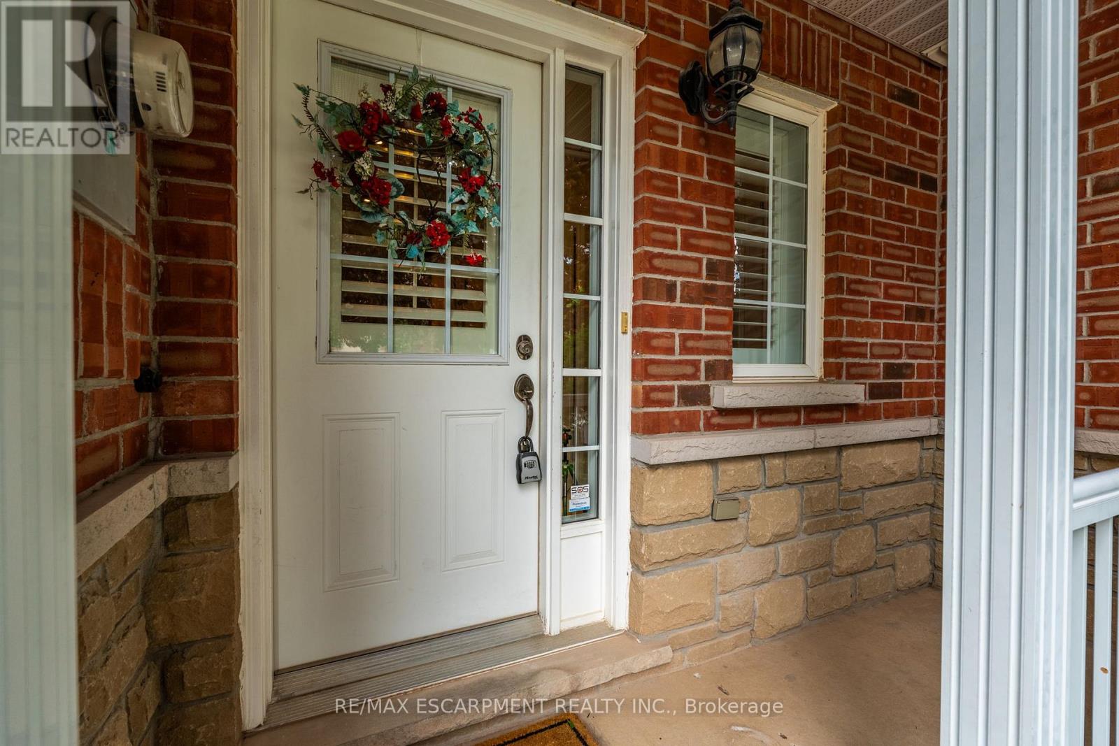 1455 Tobyn Drive, Burlington, Ontario  L7M 5A6 - Photo 3 - W12174308