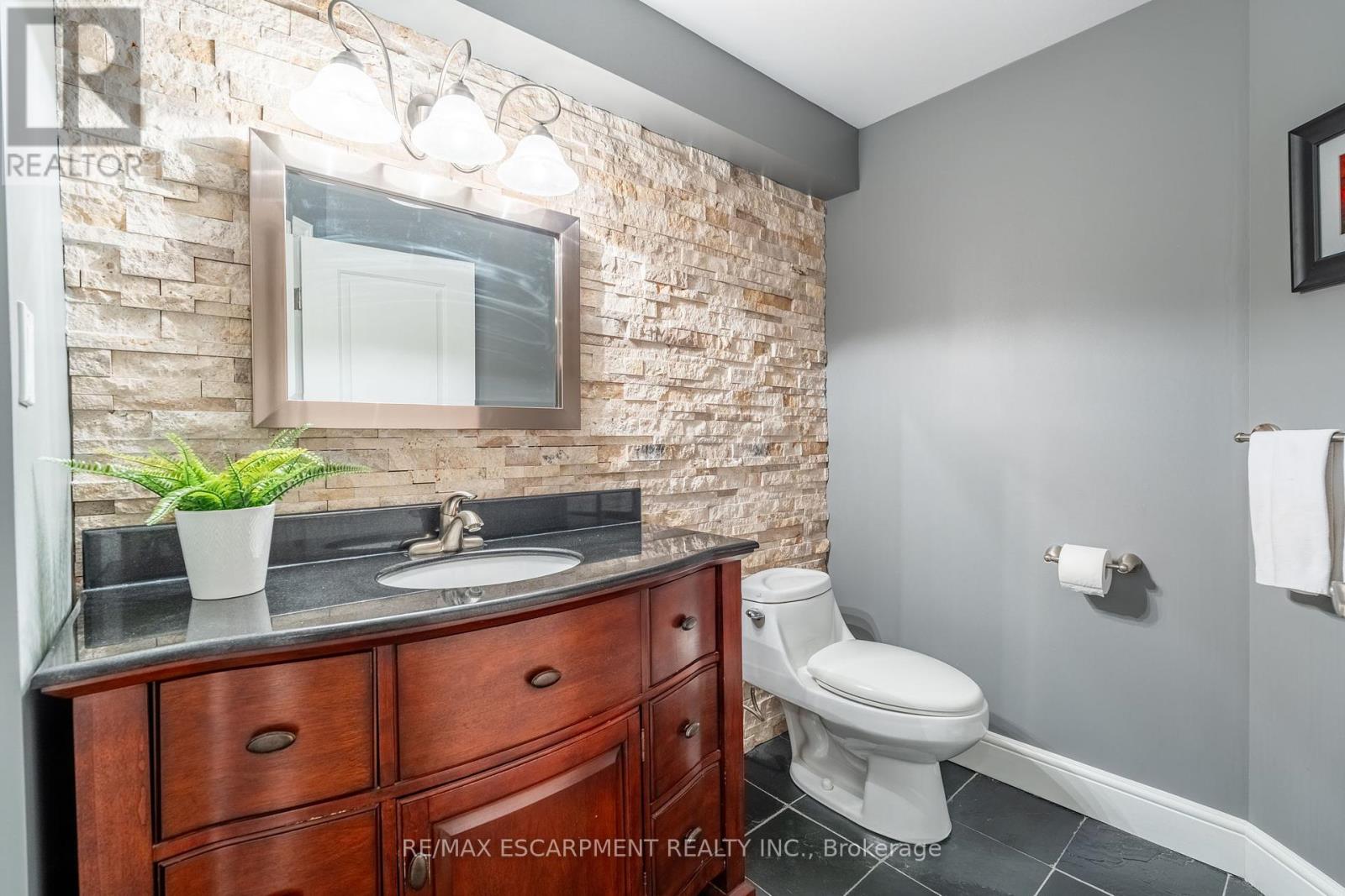 1455 Tobyn Drive, Burlington, Ontario  L7M 5A6 - Photo 36 - W12174308