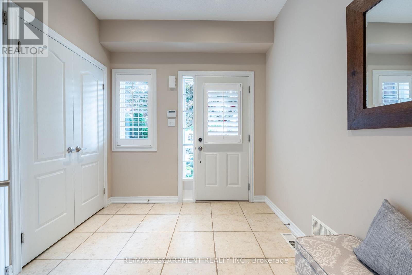1455 Tobyn Drive, Burlington, Ontario  L7M 5A6 - Photo 4 - W12174308