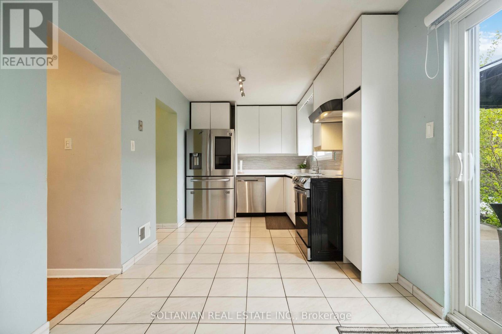 102 Elnathan Crescent, Toronto, Ontario  M9L 2G1 - Photo 13 - W12174320