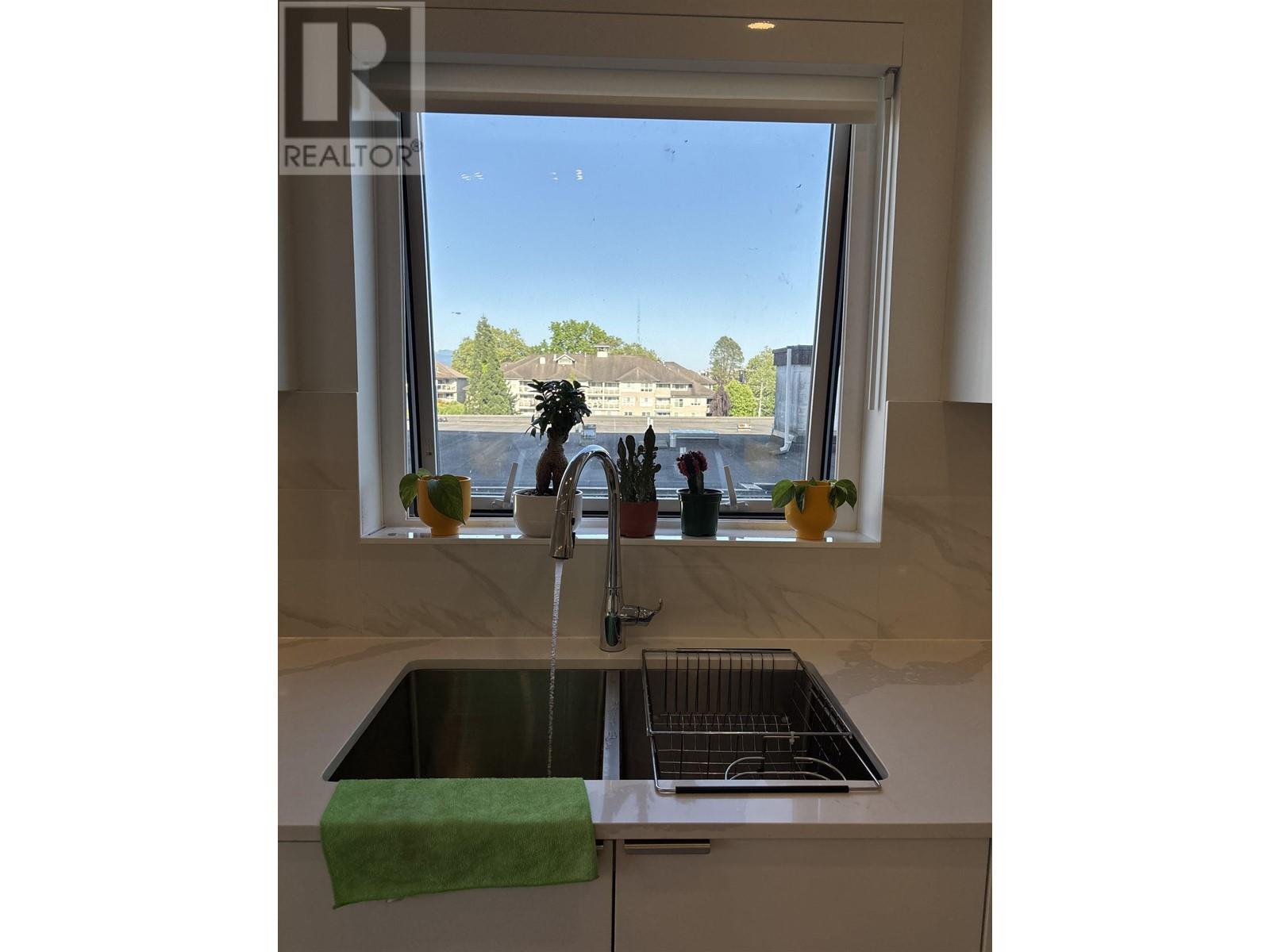 401 2331 Kelly Avenue, Port Coquitlam, British Columbia  V3C 1Y3 - Photo 1 - R3001180