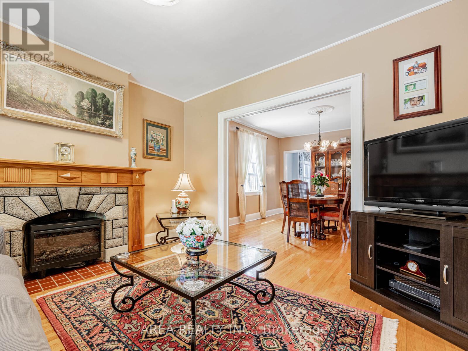 54 Hartley Avenue, Toronto, Ontario  M6E 4E8 - Photo 5 - W12174453