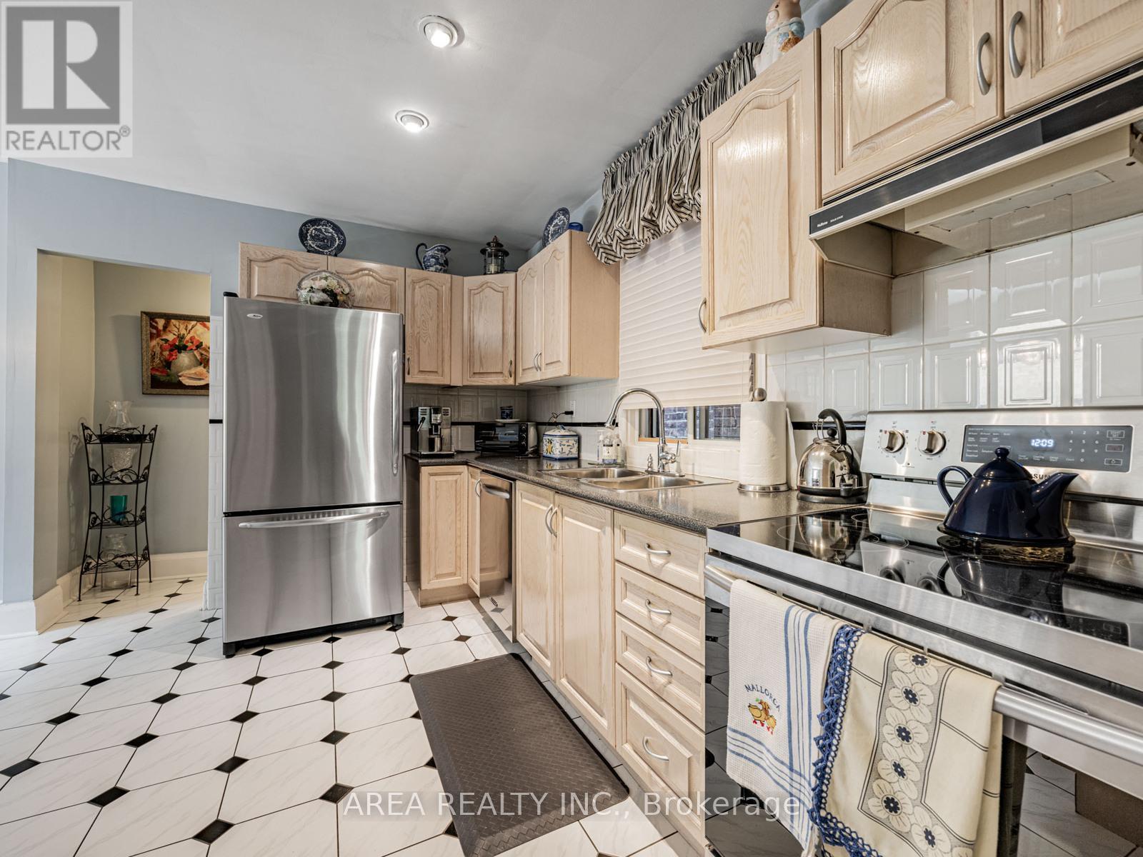 54 Hartley Avenue, Toronto, Ontario  M6E 4E8 - Photo 9 - W12174453