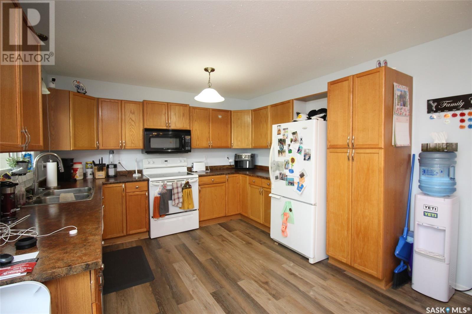 Property at 622 9th STREET W image 3