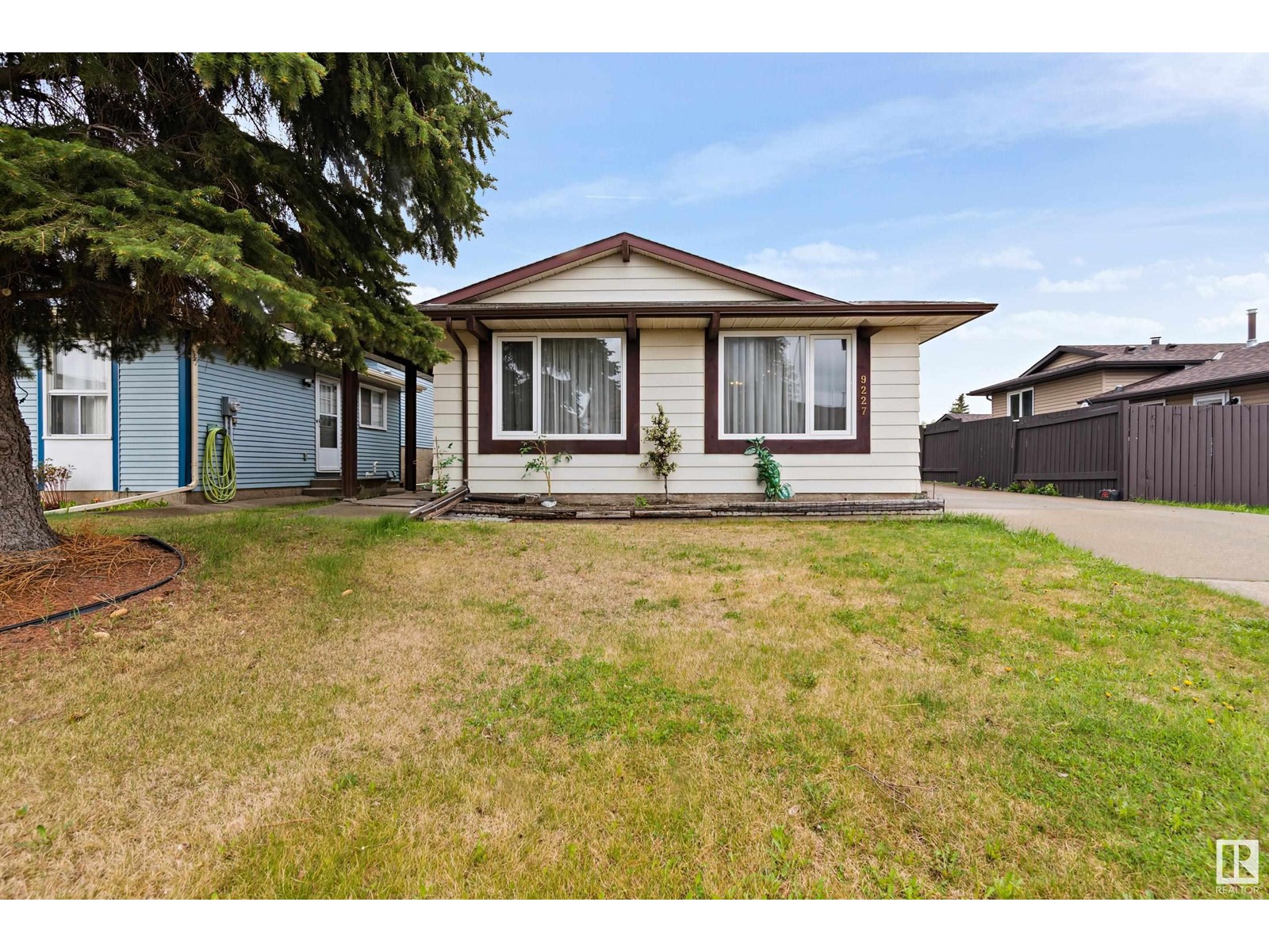 9227 170 Av Nw, Edmonton, Alberta  T5Z 1C9 - Photo 2 - E4438620