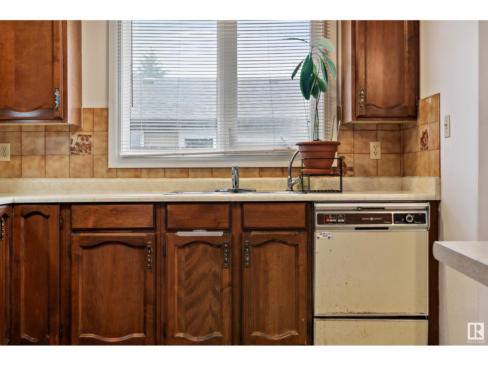 9227 170 Av Nw, Edmonton, Alberta  T5Z 1C9 - Photo 8 - E4438620