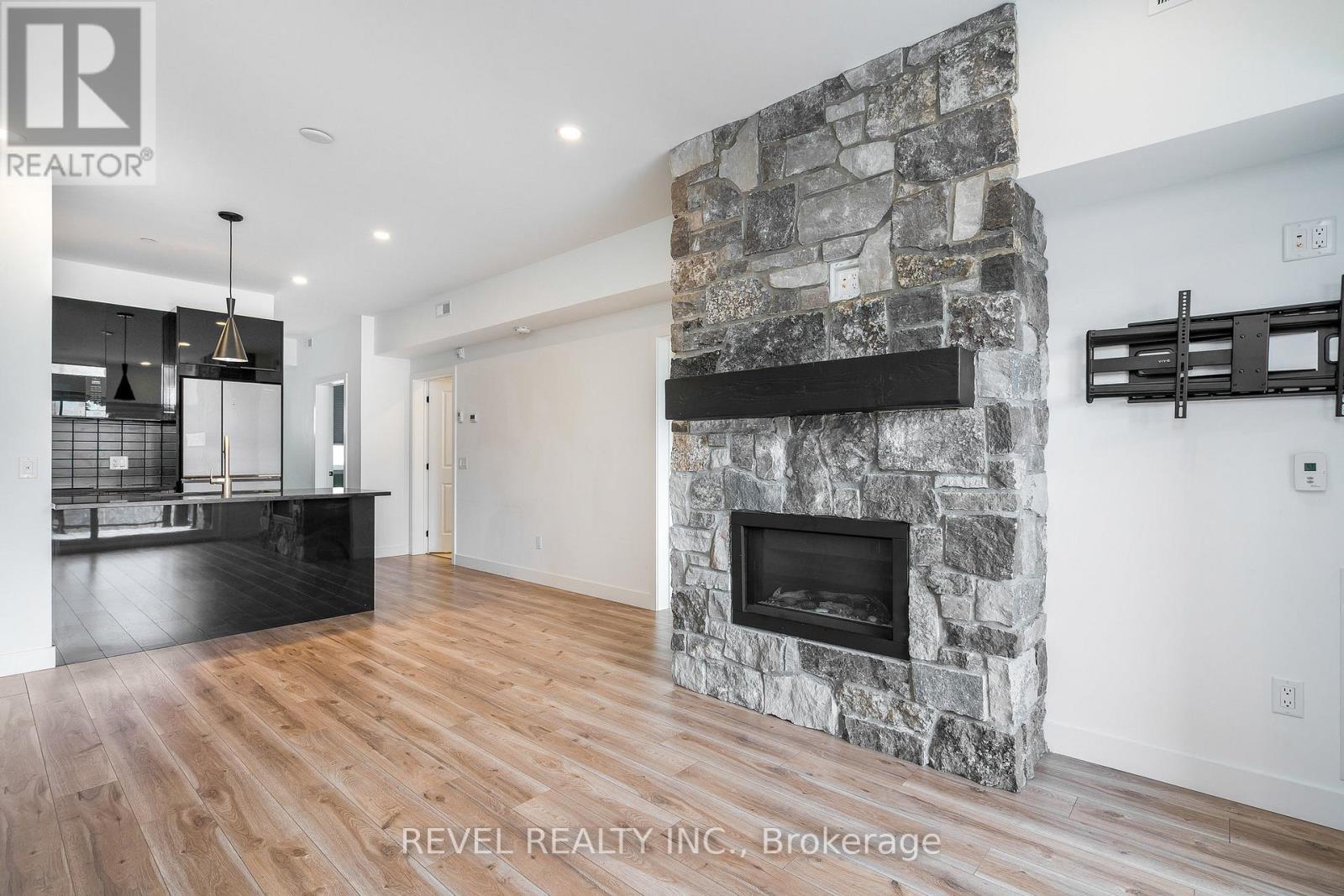 204 - 18 Beckwith Lane, Blue Mountains, Ontario  L9Y 3B6 - Photo 6 - X12174524