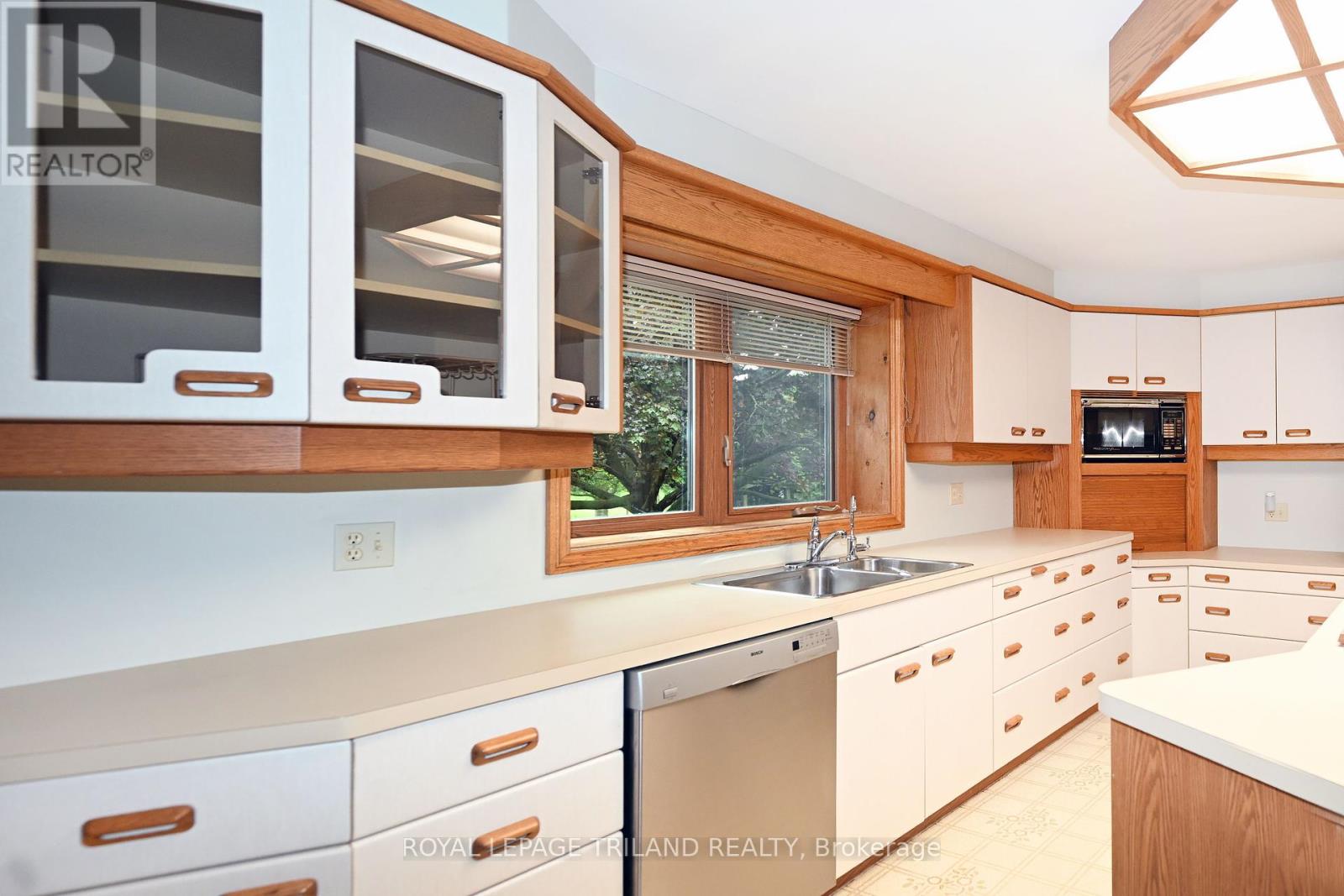 6 Sifton Street, Dutton/dunwich (Wallacetown), Ontario  N0L 2M0 - Photo 11 - X12174554