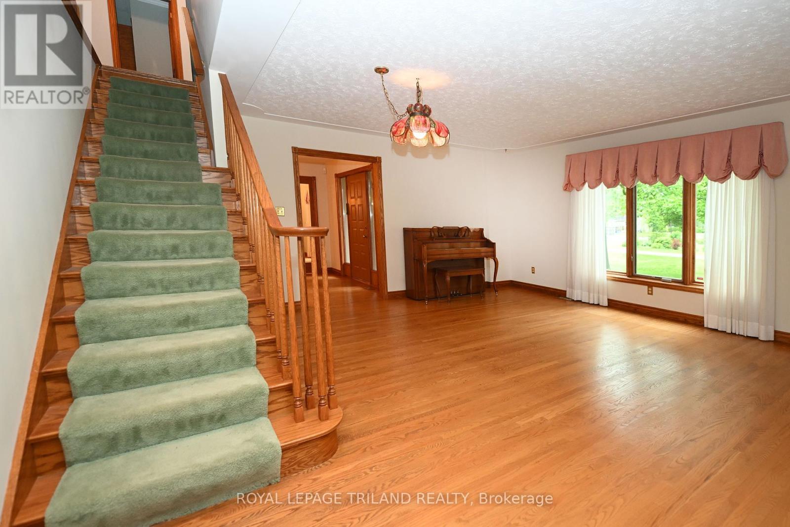 6 Sifton Street, Dutton/dunwich (Wallacetown), Ontario  N0L 2M0 - Photo 7 - X12174554