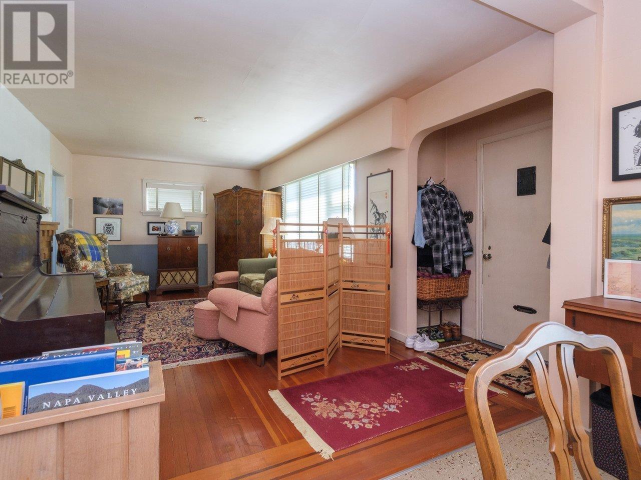 8510 Montcalm Street, Vancouver, British Columbia  V6P 4P7 - Photo 9 - R3007298