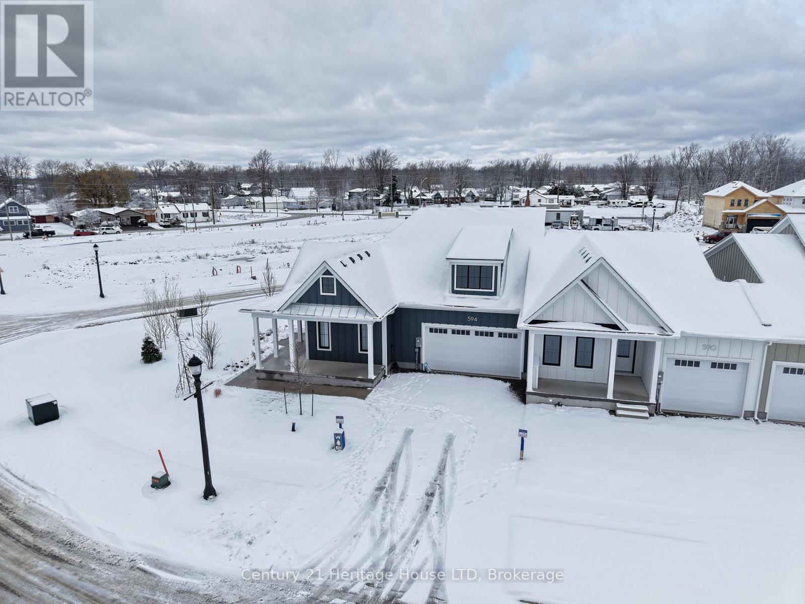 594 Seneca Drive, Fort Erie, Ontario  L2A 0G7 - Photo 3 - X12045460