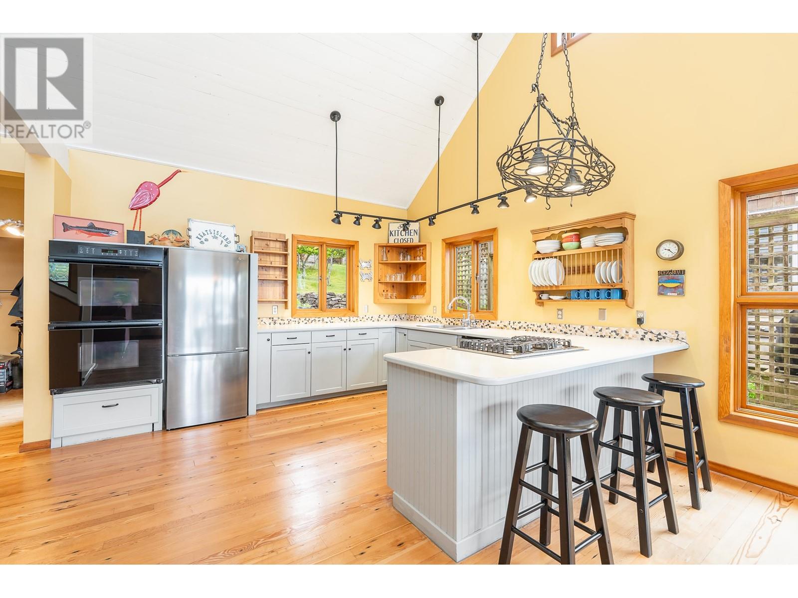 561 B Skyline Road, Gibsons, British Columbia  V0N 1V0 - Photo 2 - R3007378