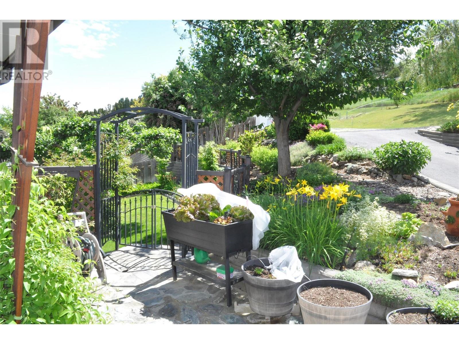 1214 Clearview Drive, Kamloops, BC V2C5E5
