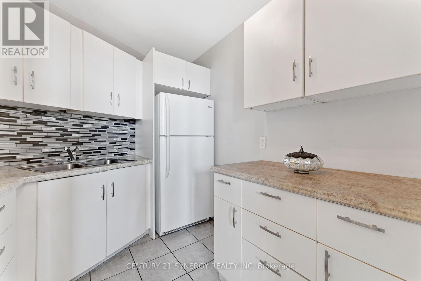 718 - 2000 Jasmine Crescent, Ottawa, Ontario  K1J 8K4 - Photo 12 - X12174660
