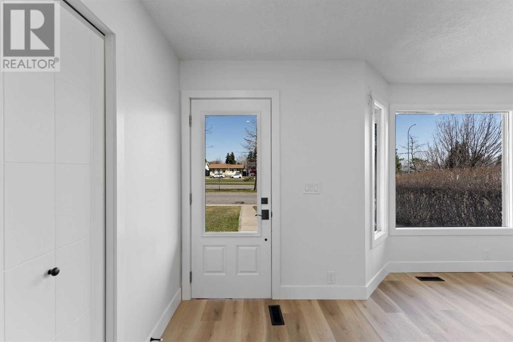 423 Pinewind Road Ne, Calgary, Alberta  T1Y 2M8 - Photo 6 - A2215122
