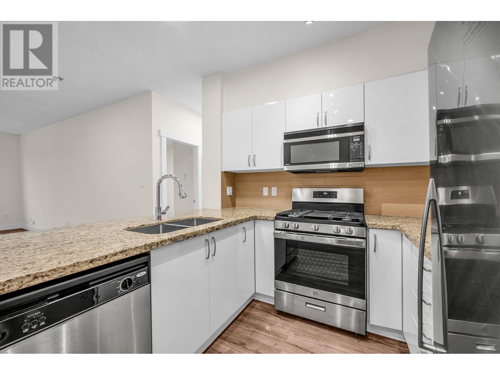 313 2601 Whiteley Court, North Vancouver, British Columbia  V7J 2R7 - Photo 2 - R3007450