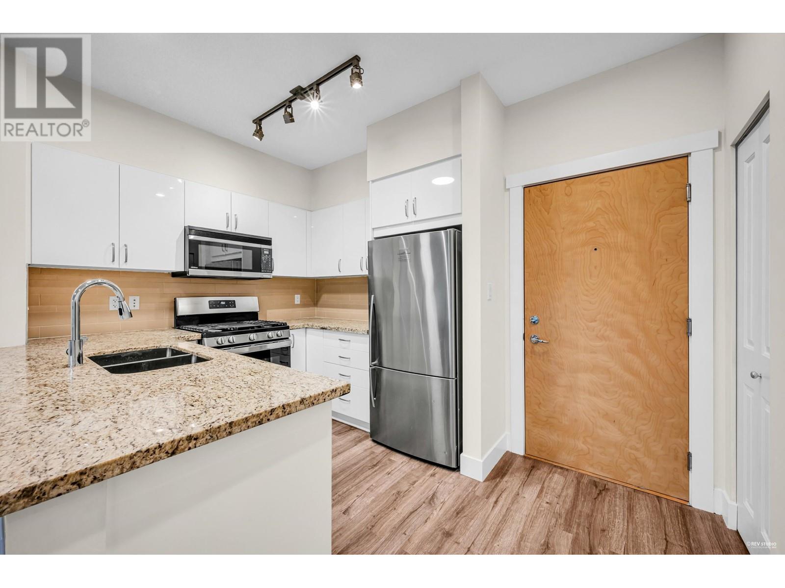 313 2601 Whiteley Court, North Vancouver, British Columbia  V7J 2R7 - Photo 3 - R3007450