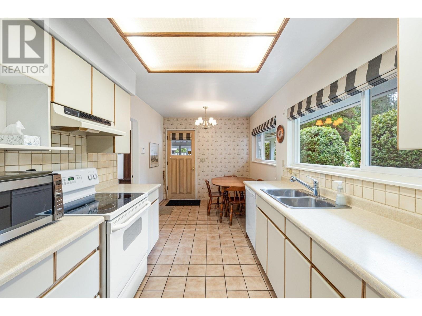350 St James Crescent, West Vancouver, British Columbia  V7S 1J8 - Photo 14 - R3007400