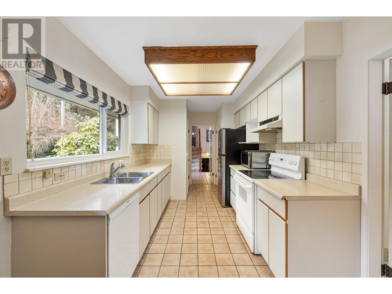 350 St James Crescent, West Vancouver, British Columbia  V7S 1J8 - Photo 15 - R3007400