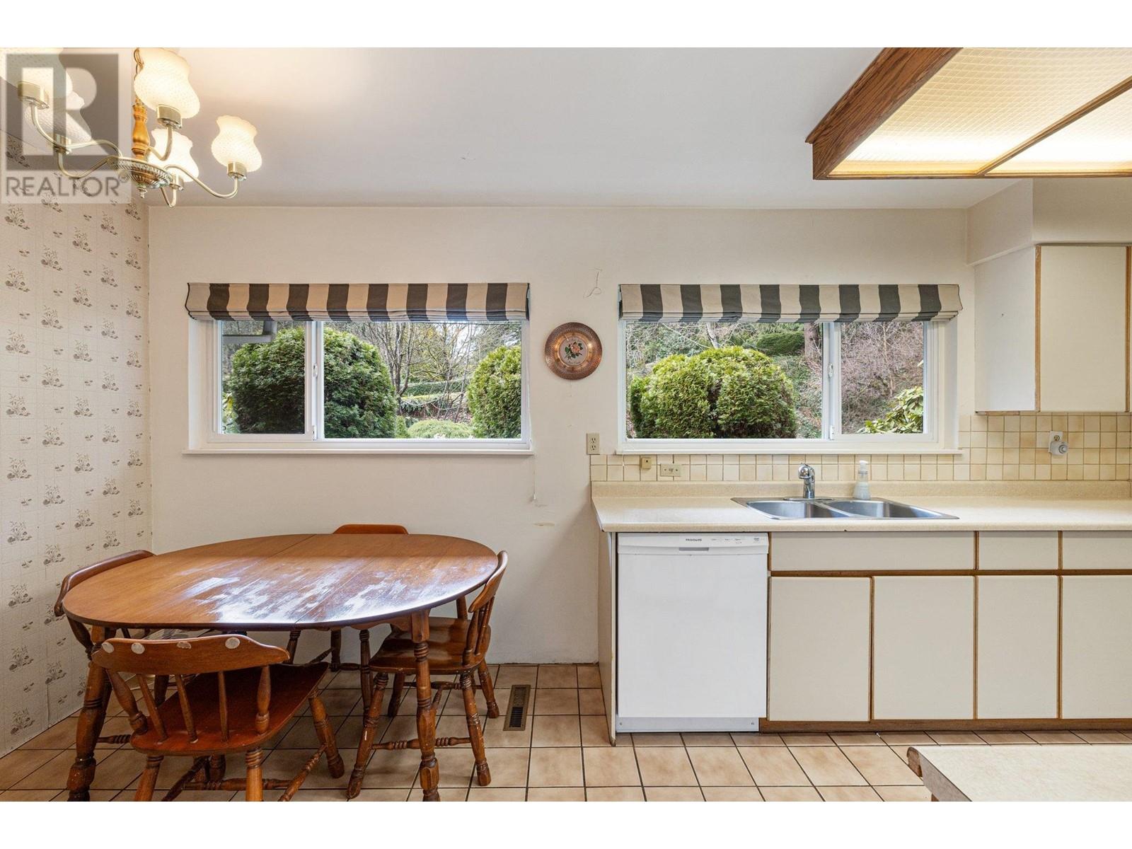 350 St James Crescent, West Vancouver, British Columbia  V7S 1J8 - Photo 16 - R3007400