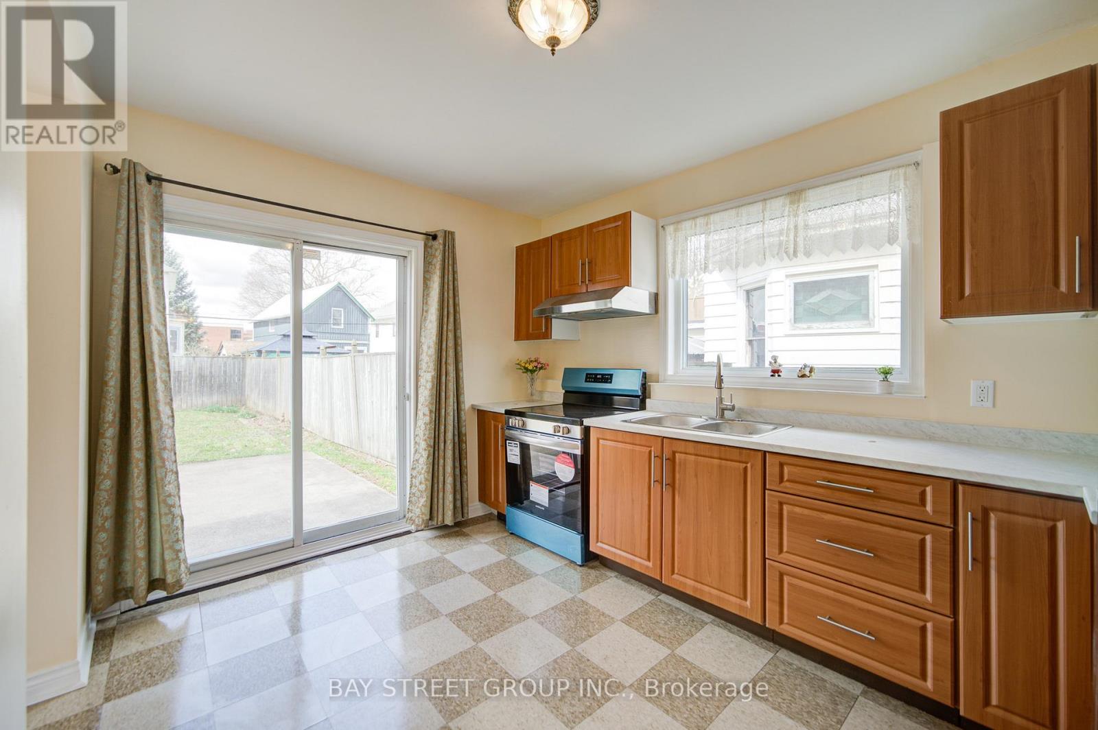 4554 Ryerson Crescent, Niagara Falls (Downtown), Ontario  L2E 1E2 - Photo 22 - X12074837