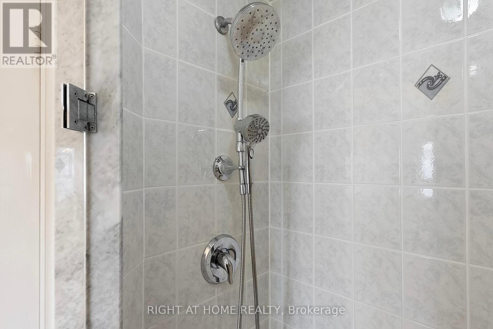 6 Grogan Mews, Toronto, Ontario  M6H 4J9 - Photo 32 - W12156810
