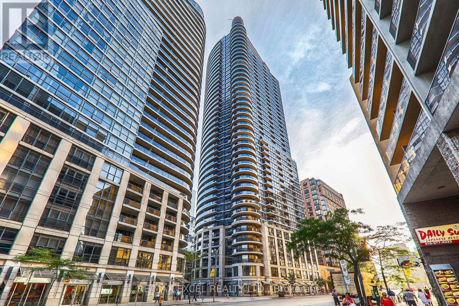 1610 - 21 Carlton Street, Toronto, Ontario  M5B 1L3 - Photo 1 - C12174805