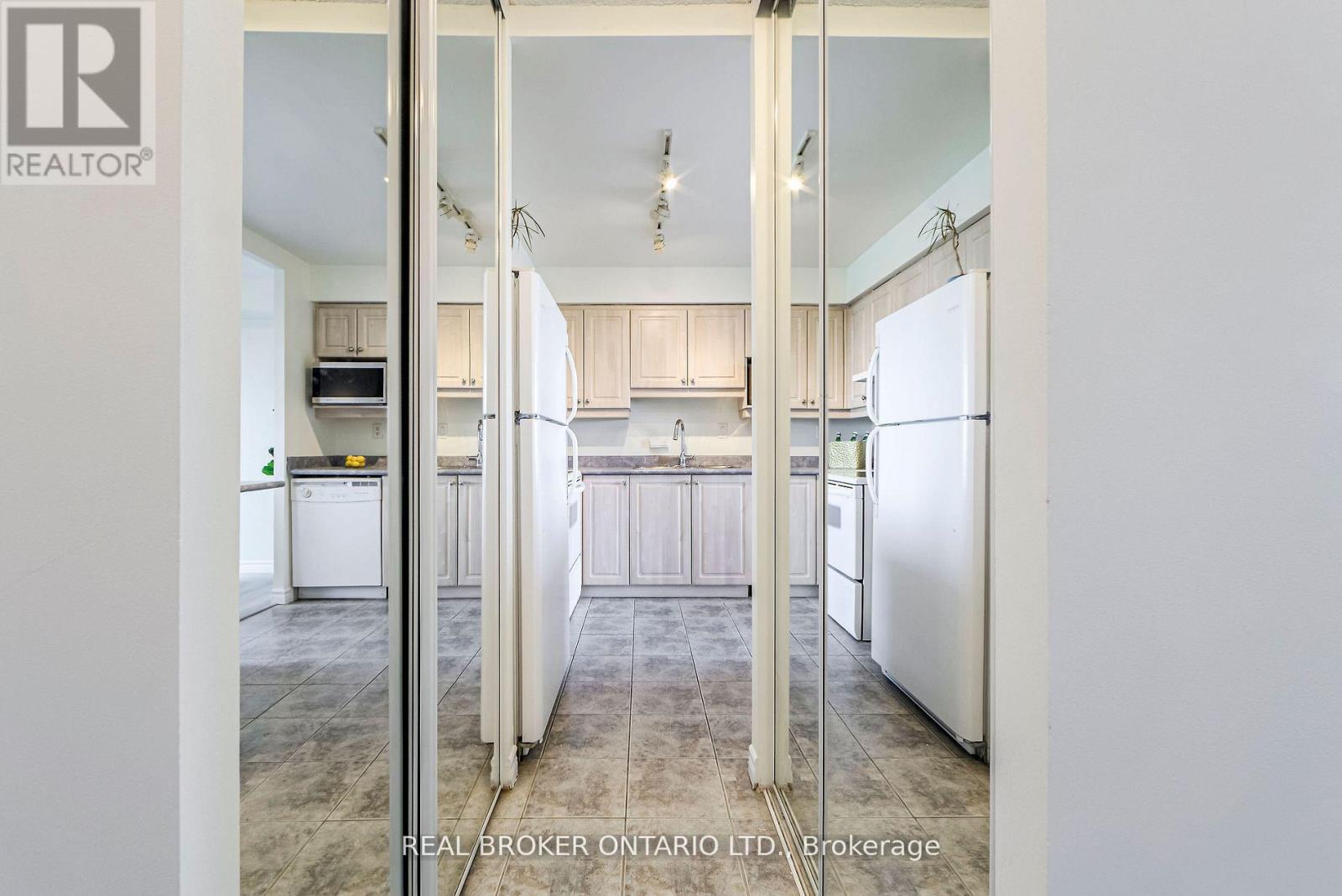 611 - 1000 Cedarglen Gate, Mississauga, Ontario  L5C 3Z5 - Photo 9 - W12174817