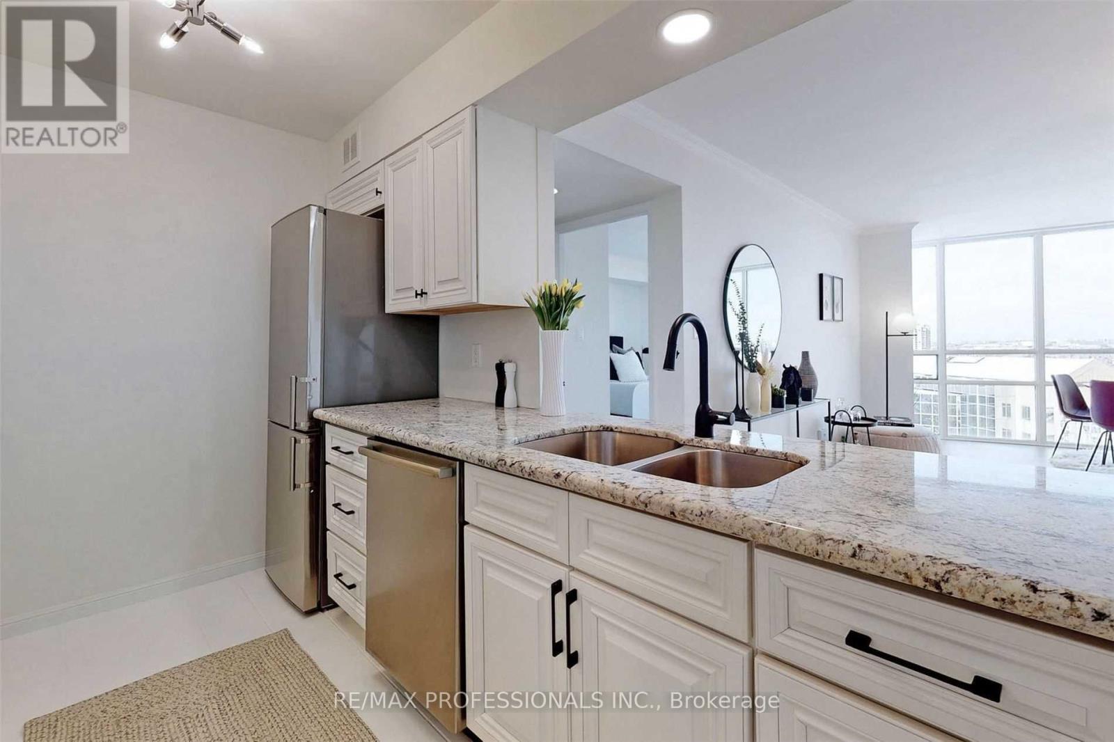 1604 - 50 Eglinton Avenue, Mississauga, Ontario  L5R 3P5 - Photo 10 - W12127126