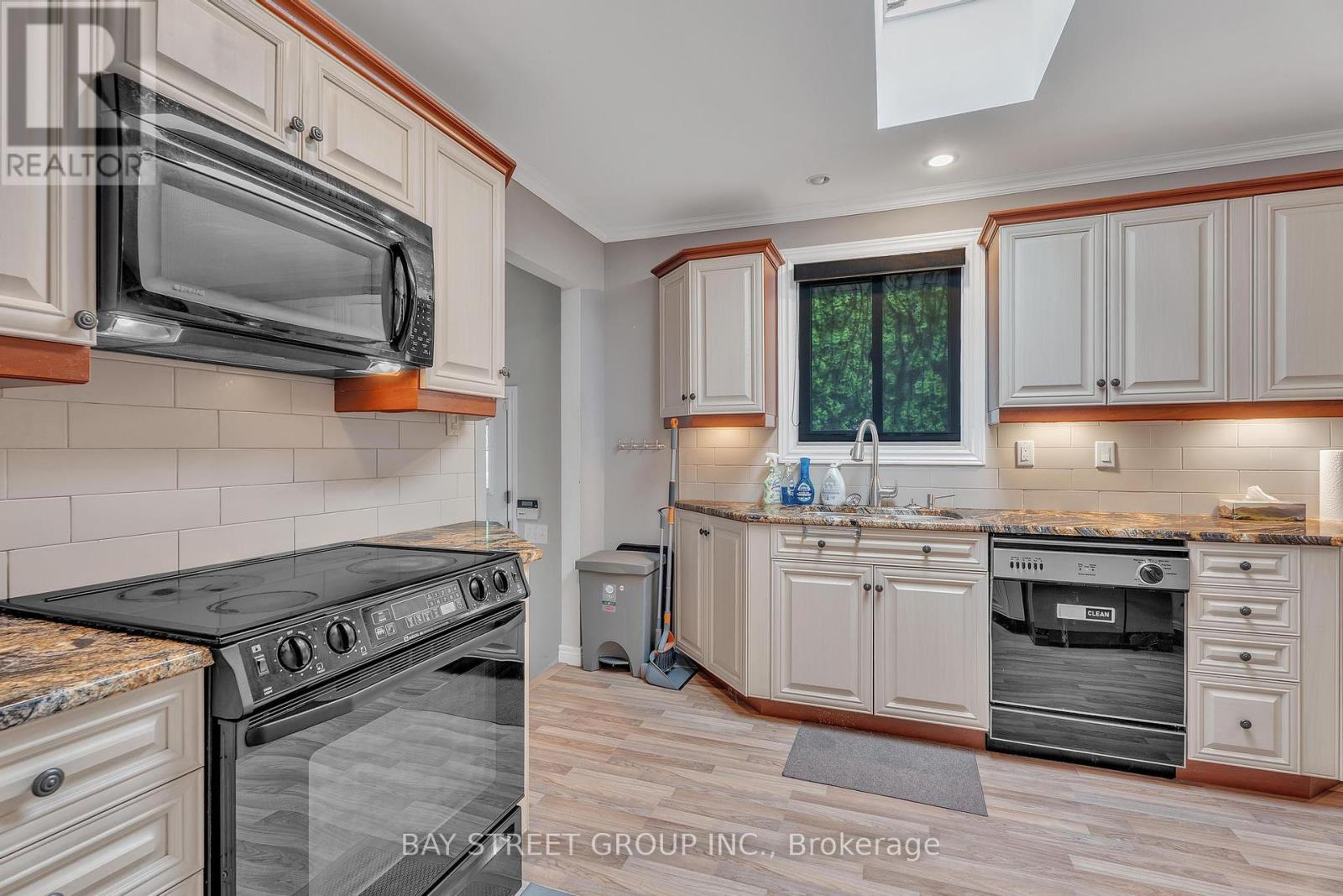 37 Wenlock Crescent, London North, Ontario  N6G 3B5 - Photo 8 - X12174832