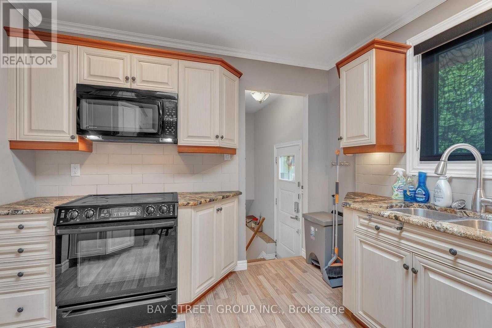 37 Wenlock Crescent, London North, Ontario  N6G 3B5 - Photo 9 - X12174832