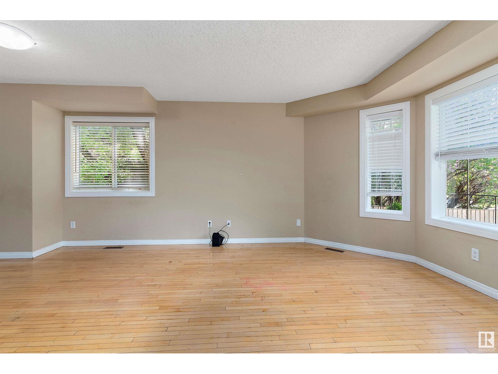 Property at 11945/11947 80 ST NW image 5