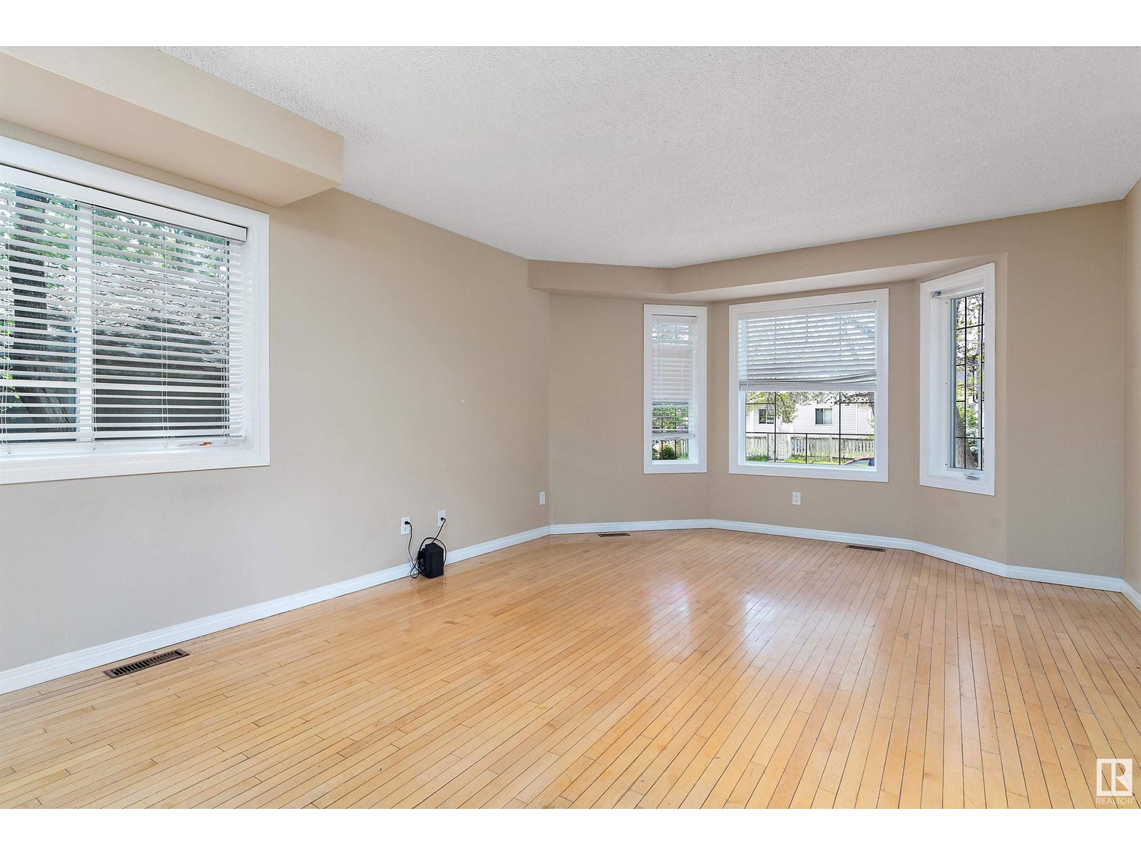 Property at 11945/11947 80 ST NW image 4
