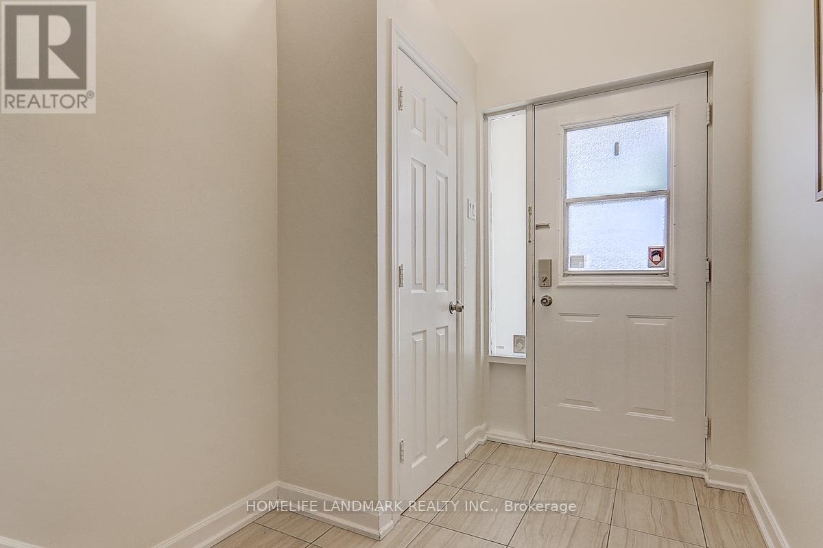 538 Jack Giles Circle, Newmarket, Ontario  L3X 1X9 - Photo 3 - N12174873