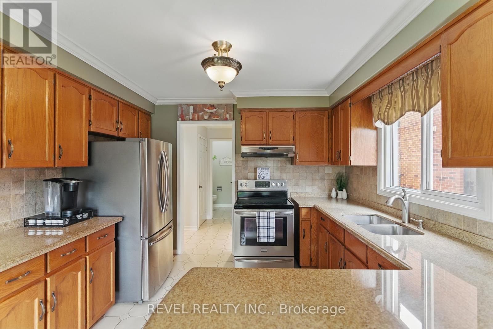 1076 Roxborough Drive, Oakville, Ontario  L6M 1E3 - Photo 12 - W12174842