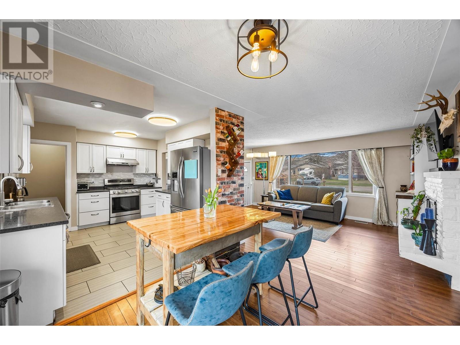 Property at 2475 Glenview Avenue image 4