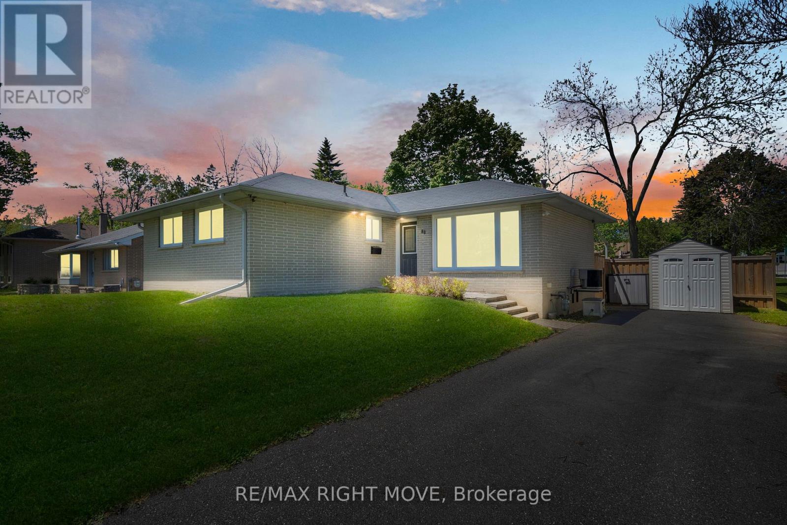 88 Rose Street, Barrie, Ontario  L4M 2T2 - Photo 2 - S12146328