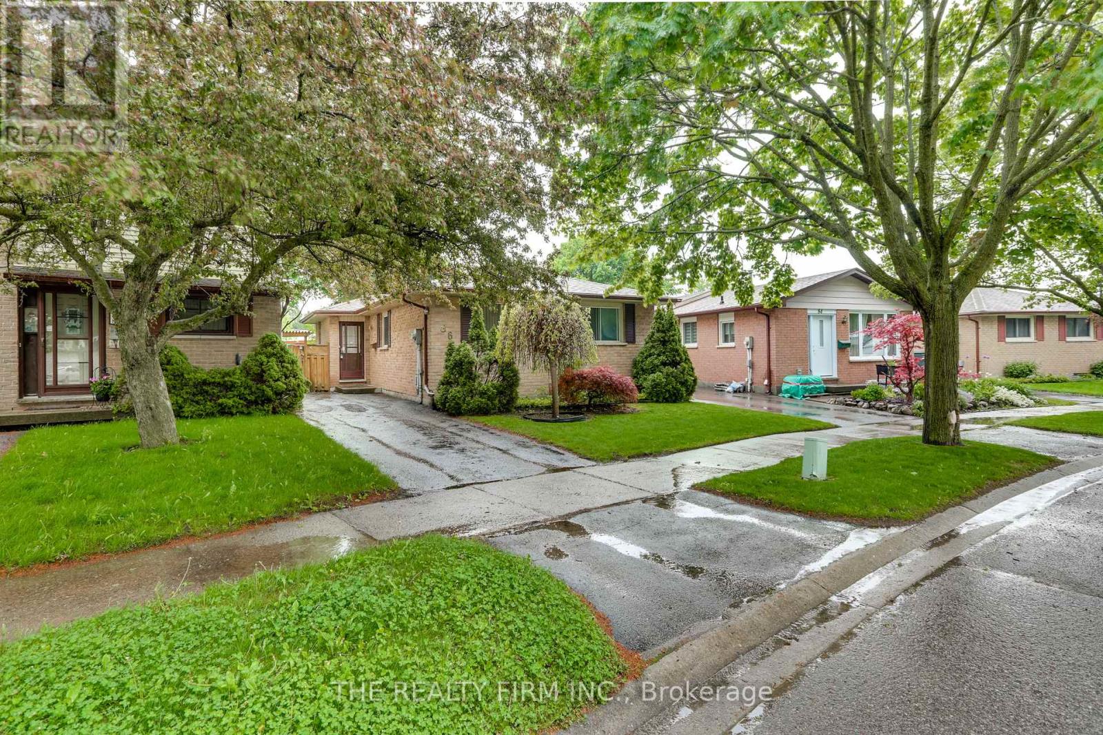 Photo 2 of 40 for 86 Caprice Crescent