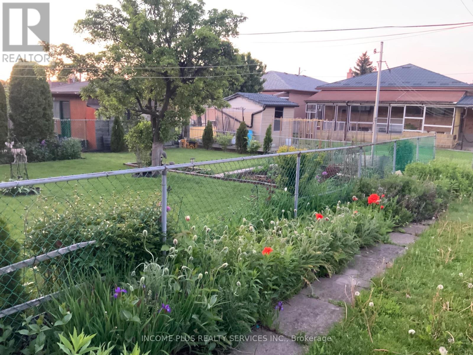 335 Ranee Avenue, Toronto, Ontario  M6A 1N9 - Photo 17 - W12048082