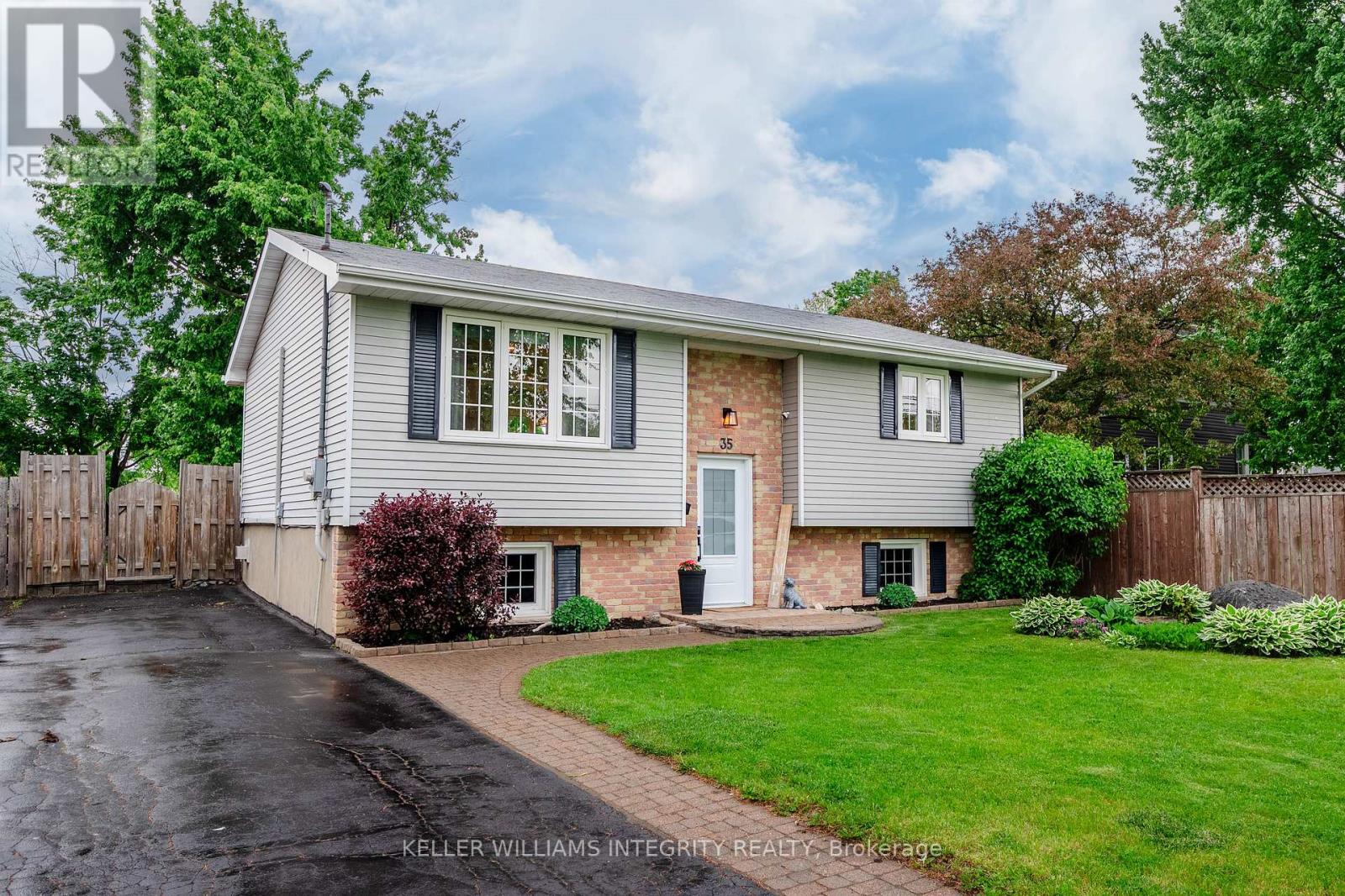 Property at 35 WELLINGTON STREET W image 2
