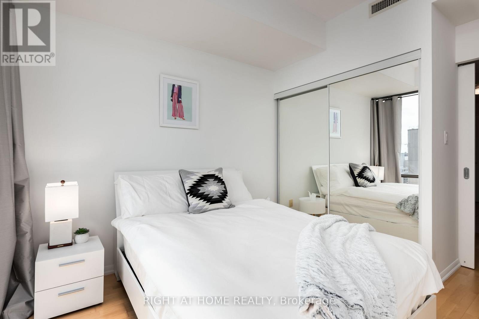 3006 - 37 Grosvenor Street, Toronto, Ontario  M4Y 3G5 - Photo 20 - C12174903