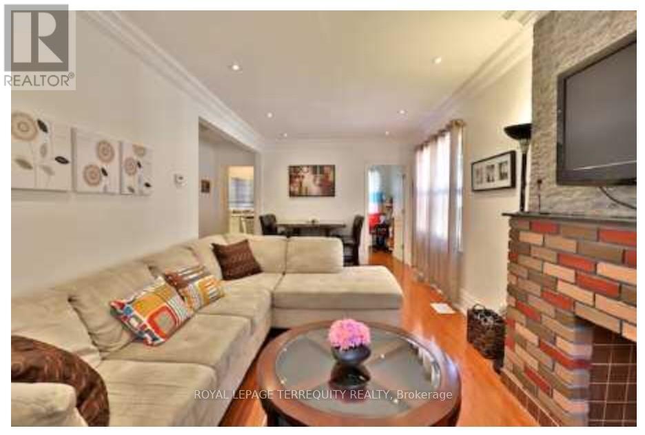 Property at 78 LAWRENCE AVENUE W image 5