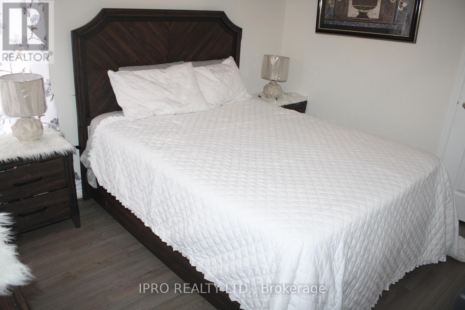 4 Hutton Crescent, Essa, Ontario  L0M 1B6 - Photo 10 - N12174919