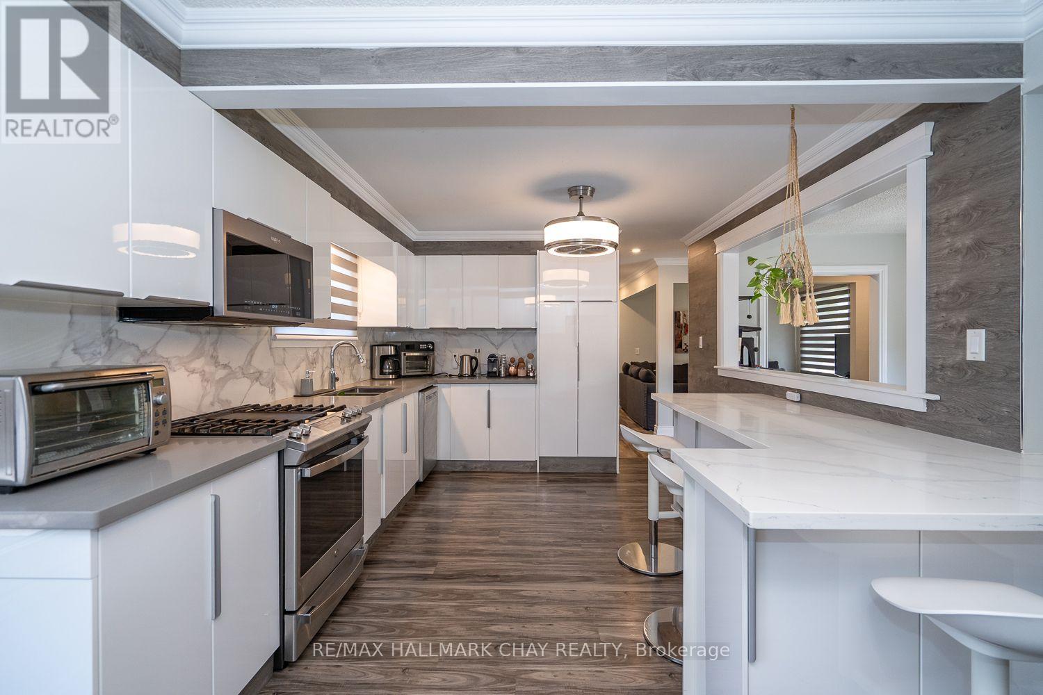Property at 314 CENTRE STREET N image 4